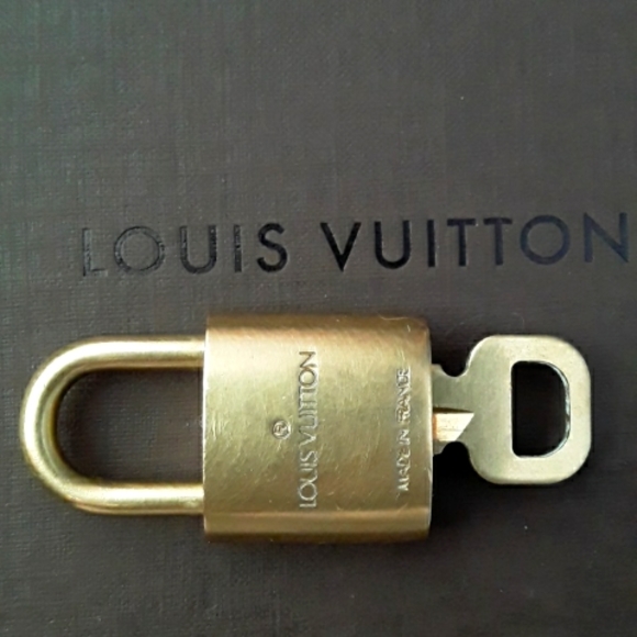 Auth LOUIS VUITTON #321 Lock & Key, Brass - Picture 10 of 17